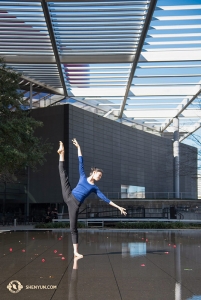 Solistdansaren Cheney Wu njuter av sommarens plötsliga ankomst i Dallas, där Shen Yun World Company uppträdde förra veckan. (Foto av dansaren Stephanie Guo)