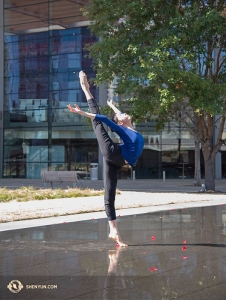 Shen Yun uppträdde tolv gånger under nio dagar på AT&T Performing Arts Center där vädret var en bra bit över 20 grader, ett varmt välkomnande efter veckor i Kanadas vinter. (Foto av Stephanie Guo) 