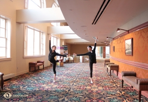 Dansarna Cherie Zhou (till vänster) och Diana Teng värmer upp inför föreställningen vid The Hippodrome Theatre i Baltimore. (Foto av dansaren Helen Li)