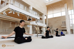 Efter ett träningspass balanserar dansarna som Steve Feng (till vänster) intensiv fysisk aktivitet med stunder av inre frid genom att utöva Falun Dafas meditation ackompanjerad av mjuk musik. (Foto av Jeff Chuang)