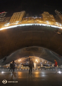 Dansaren Patrick Trang känner kraften i Chicagos jättestora reflekterande böna tidigare känd som Cloud Gate. (Foto av dansaren Ben Chen) 