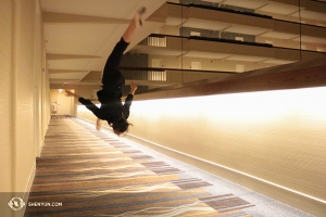 Efter en lång bussresa till Milwaukee, Wisconsin, var Bella Fan vid Shen Yun Touring Company glad att se hotellets långa korridor. (Foto av dansaren Helen Li)
