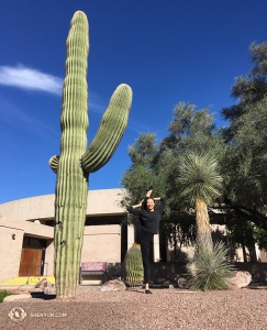 Och till sist, i Arizona förbereder sig solistdansaren Chelsea Cai och Shen Yun International Company för föreställningar i Tucson, Phoenix och Mesa med att stretcha lite extra. (Foto av Annie Li)
