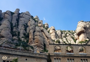 Om man tittar på bergen tillräckligt länge, vilket några av artisterna gjorde, börjar man se människoansikten, likt ett naturligt Mount Rushmore. (Foto: dansare Songtao Feng)