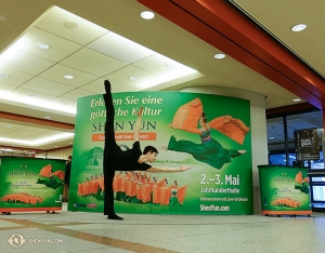 Dansare Joe Huang innan föreställningen i Tysklands Jahrhundertehalle i Frankfurt. 