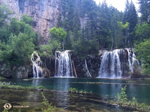 De åkte till bergen i Colorado, där de efter en brant vandring nådde Glenwood Canyons Hanging Lake - en destination som snart ska stängas på grund av för många besökare.