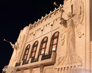 Under tiden besökte Shen Yun World Company Fort Worth i Texas för tre utsålda föreställningar. Bass Performance Hall, designad efter klassiska europeiska operahus, har två vackra ca 15 meter höga skulpterade änglar som dekoration på fasaden. (Foto av cellisten Danielle Wang)