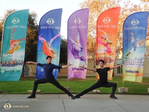 Dansarna Danny Li och Henry Hong (till höger) poserar framför fem färgstarka Shen Yun-banderoller i Escondido. För närvarande är detta kompani i London för 14 utsålda föreställningar! (Foto av dansare Tony Zhao)