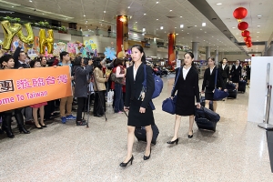 Solistdansaren Elsie Shi följd av andra dansare anländer med sitt bagage till Taiwan.