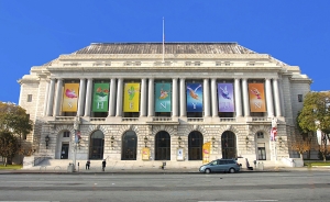 War Memorial Opera House var den utvalda platsen för Shen Yuns International Company i San Francisco. I år fick man glädjas åt åtta utsålda föreställningar där. Vilken bild av teatern gillar ni bäst, dag- eller nattbilden? 