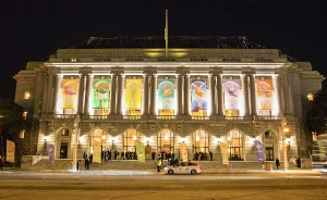 War Memorial Opera House var den utvalda platsen för Shen Yun International Company i San Francisco. I år fick man glädjas åt åtta utsålda föreställningar där. Vilken bild av teatern gillar ni bäst, dag- eller nattbilden? 