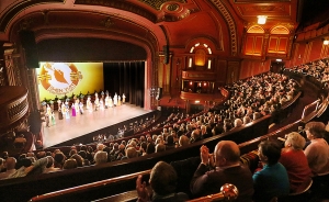 Trots att den har genomgått en stor renovering, har teatern fortfarande sina 1920-tals armaturer och art deco-gipsarbeten.