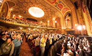 Vi hade två utsålda föreställningar i Rhode Island i år. Shen Yun uppträdde på scenen vid Providence Performing Arts Center som är upptaget i USA:s nationella register över historiska platser och har 3000 sittplatser. År 1998 restaurerades de magnifika detaljerna i teaterns interiör till sin ursprungliga prakt från 1928.