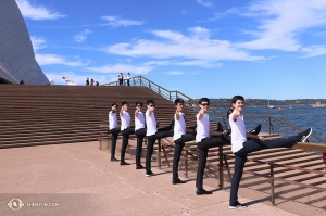 Tillbaka till solskenet i Australien! Dansare från Shen Yuns International Company radar upp sig utanför operahuset i Sydney. De vill veta om ni redan har era Shen Yun-biljetter. (Foto: dansare Nick Zhao)