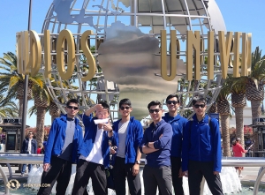 Ett besök i Kalifornien skulle inte vara komplett utan ett besök på Universal Studios. Dansarna Chad Chen, Ben Chen, Leo Lee samt Los Angeles guiden Sam Pu och dansarna Jun Liang och Daniel Sun (från vänster till höger) besökte den berömda temaparken i Los Angeles när de var lediga från framträdandena på teatern Microsoft. (Foto: produktionschef Gregory Xu)