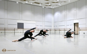 Flickor från Touring Company tar tillfället i akt för att öva tillsammans genom att använda teaterns dansstudio. (Foto: Rachael Bastick)