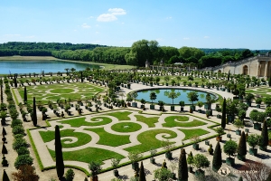 Versailles förtrollande trädgårdar är utsökt trimmade. (Foto: Jack Han)
