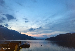 Lago di Caldonazzo, den största sjön som ligger helt i Trentino-Altos Adige-region i Italien, är speciellt förtrollande vid skymningen.