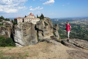 Omkring 8 000 kilometer längre bort i Meteora, Grekland, poserar dansare Daniella Wollensak vid St Stephens kloster. Nu är det ett nunnekloster. Man kommer till byggnaden genom en liten bro och bergstoppens plats får det att verka som om det var upphängt i luften.