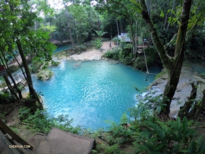 Välkommen till Cool Blue Hole (eller Irie Blue Hole), inbäddat i bergen ovanför Ocho Rios. Fridfulla vattenfall och fina simbassänger, som den här, ger en avkopplande eftermiddag.