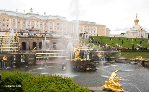 Trädgårdarna i Peterhofs palats i St Petersburg, Ryssland, innehåller över 200 statyer och 144 fontäner på 202 hektar mark. Enbart den fantastiskt stora kaskaden av fontäner som leder upp mot slottets trappsteg omfattar 64 fontäner.