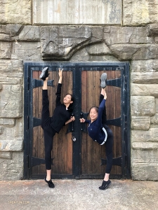 Luna Yu och Nara Cho åkte inte så väldigt långt - här är de vid Bashakills vingårdar i New York och njuter av det varma vädret. (Foto: dansare Cindy Liu)