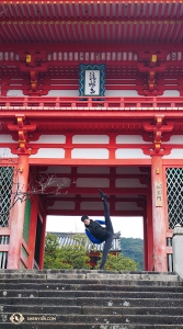 Dansare Teo Yin sparkar mot taket på Kiyomizu-deras främre grind (Niomon 仁王 門). Teo säger att detta är hans favoritposition eftersom den behöver minimal uppvärmning ... för honom. (Foto: Ben Chen)