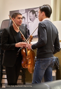 Violinisterna Gustavo Briceno och Austin Zhong pratar jobb.