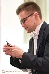 Stämledaren på klarinett Yvegeniy Reznik kontrollerar sitt instrument under pausen.