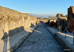 En glimt av den avlägsna månen som lyser nere på en av vägarna i Pompeji. 

(Foto: Rachael Bastick)