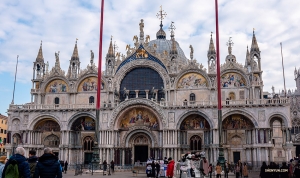 Den berömda fasaden på den mest berömda kyrkan i Venedig, Markuskyrkan, som byggdes på 1100-talet. 

(Foto: Andrew Fung)
