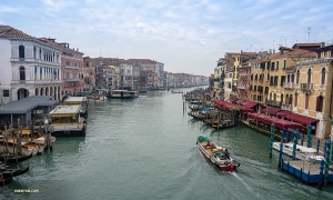 En av Venedigs största kanaler för vattentrafik, den ca 3,8 kilometer långa Grand Canal, avskiljer de 118 öarna som bildar staden. 

(Foto: Andrew Fung)
