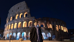 Vid utforskande av Rom i månskenet tar dansaren Kim Jisung ett ögonblick för att posera framför Colosseum. 

(Foto: Andrew Fung)