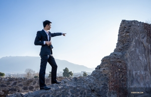 Dansaren Eric Lam pekar ut vägen i Pompeji. 

(Foto: William Li)