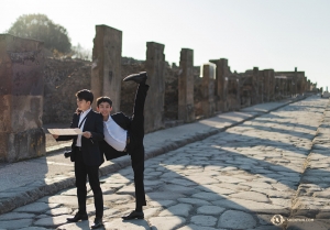 Dansarna som gör flera saker samtidigt: William Li (till vänster) och Jeff Sun. 

(Foto: dansaren Daniel Jiang)