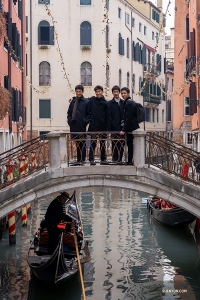 Dansare stannar på en av de över 400 broar som förbinder Venedig samman, när en gondol passerar under. 

(Foto: William Li)