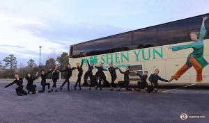 Shen Yuns artister anländer till Jacksonville, Florida, och samlas snabbt i en välkomnande pose framför sin turnébuss. 

(Foto: solistdansare Kaidi Wu)