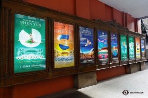 Shen Yun anländer till Sydneys Capitol Theatre och hittar en utställning med Shen Yun-affischer från tidigare år och nu. (Foto: Jeff Chuang)